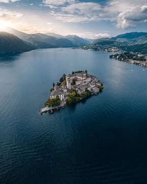 Luftaufnahme der Insel San Giulio im Lago d'Orta von Visuals by Justin
