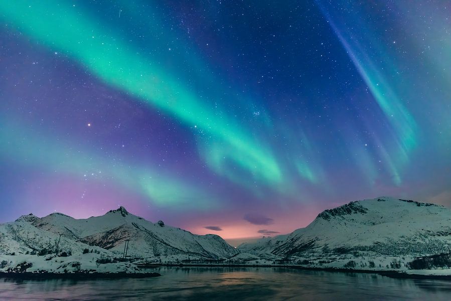 Nordlichter über den Bergen auf den Lofoten in Norwegen von Sjoerd van der Wal Fotografie auf
