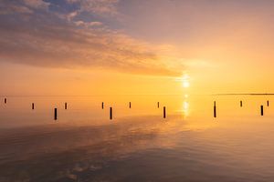 Ruhiger Sonnenuntergang über dem Wasser