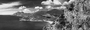 Panorama Küstenlandschaft der Insel Korsika in schwarzweiss.