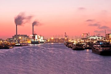 Haven van Rotterdam bij avondschemering in Nederland by Eye on You