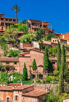 Huizen in het dorp Deia, in de bergen van het eiland Mallorca, Spanje Middellandse Zee van Alex Winter