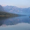 Eenzame visser op het meer van Bohinj van OCEANVOLTA