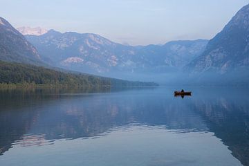 Pêcheur solitaire sur le lac Bohinj
