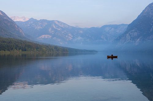 Eenzame visser op het meer van Bohinj