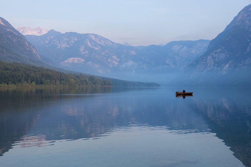 Eenzame visser op het meer van Bohinj van OCEANVOLTA