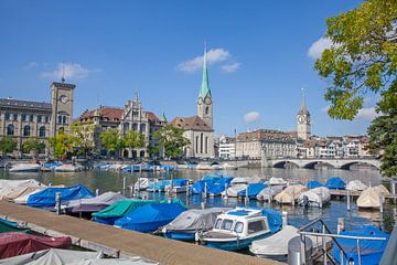 Zürich - Uitzicht over de Limmat naar Fraumünster, St. Peter en het stadhuis van Zürich van t.ART