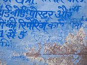 Textuur en blauw schilderwerk op een muur in Jodhpur, India van Teun Janssen thumbnail