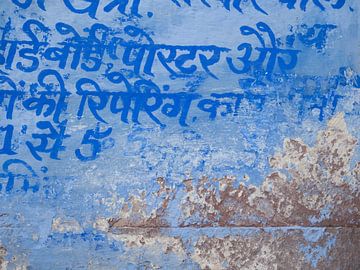 Textur und blaue Malerei an einer Wand in Jodhpur, Indien von Teun Janssen