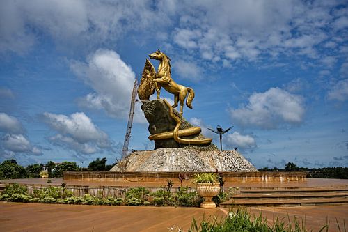 Het gouden paard tegenover de heilige slang
