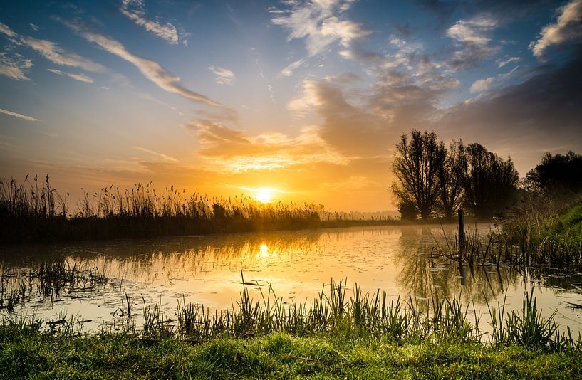 Sunrise on the banks of the Oude Rijn river by LiemersLandschap
