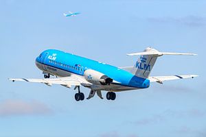 Start eines KLM Cityhopper Fokker 70 Passagierflugzeugs.