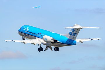 Take-off KLM Cityhopper Fokker 70 passagiersvliegtuig. van Jaap van den Berg