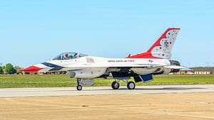 Thunderbird Nummer 1 rollt zur Startbahn.