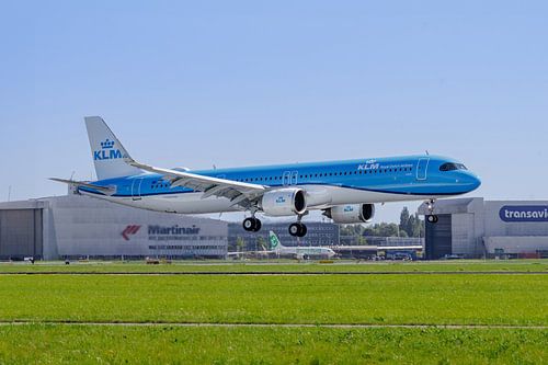 Eerste Airbus A321neo van KLM land op Schiphol