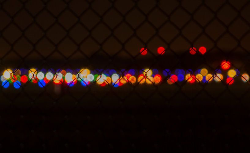 licht achter her hek by Bart Hagebols