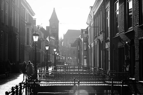 Straatfotografie in Utrecht. Tegenlicht in Utrecht: De Drift in Utrecht in zwartwit met sterk tegenl