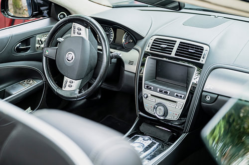 Jaguar XKR Cabrio sportwagen interieur