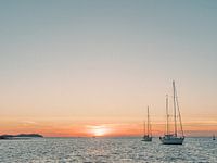 Segelboote bei Sonnenuntergang