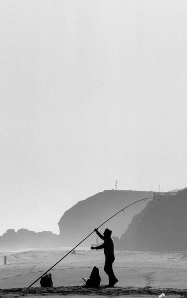 Vissen in de winter op een Portugees strand van Paul Teixeira