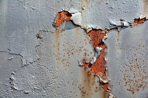 Afbladderende grijze verf op roestig metaal