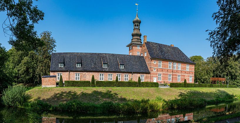 Blauwe lucht achter het kasteel voor Husum van Alexander Wolff