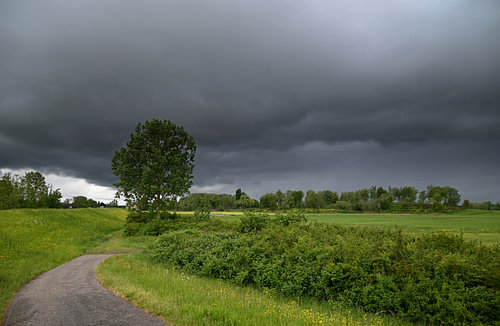 Dreigende onweerslucht boven het Nederlandse platteland