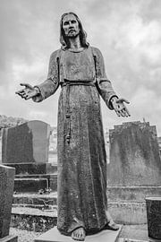 Statue von Jesus auf einem Friedhof in Frankreich von anne droogsma