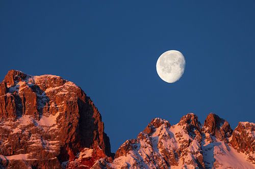 Volle maan boven de Dolomieten