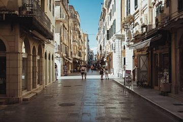 Winkelstraat Corfu Stad | Reisfotografie fine art foto print | Griekenland, Europa van Sanne Dost