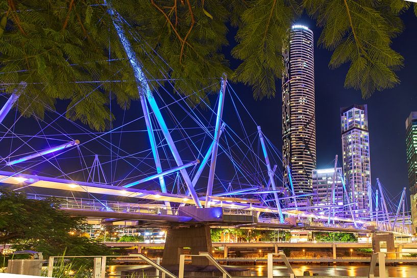 Kurilpa Bridge illuminated by Marcel Saarloos