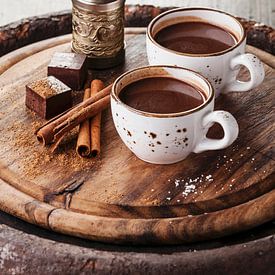 12275491 Warme chocolademelk bestrooid met witte chocolade en specerijen op donkere houten achtergro van BeeldigBeeld Food & Lifestyle