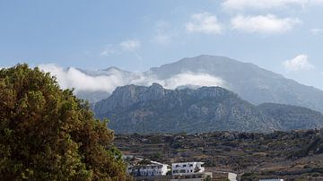 Bergen met wolken op Karpathos Griekenland van Guido van Veen