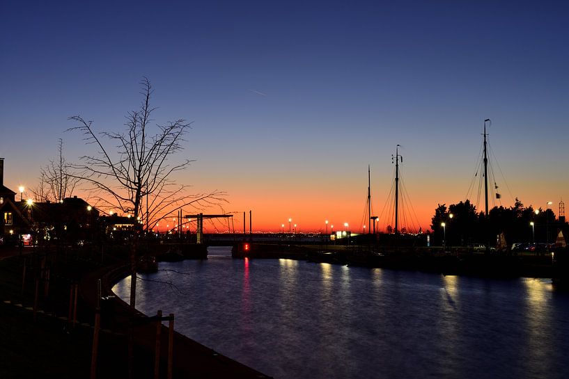 De haven van Harderwijk met avondrood van Gerard de Zwaan