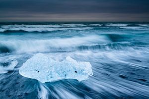 Eis am schwarzen Strand von Denis Feiner