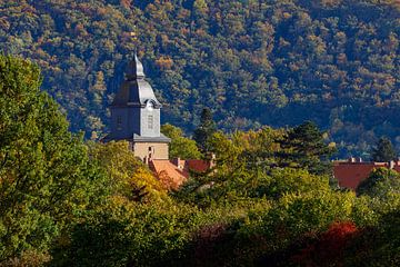 De kerktoren van Herleshausen in de herfst van Roland Brack