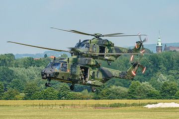 Landing van twee Duitse NH-90 helikopters. van Jaap van den Berg