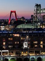 Stadsbruggen van Rotterdam in de avond