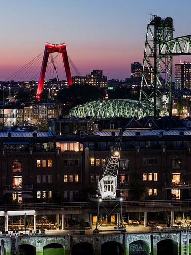 Stadsbruggen van Rotterdam in de avond