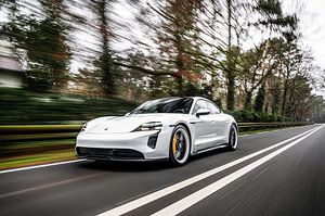 Porsche Taycan 4S blanche sur Bas Fransen