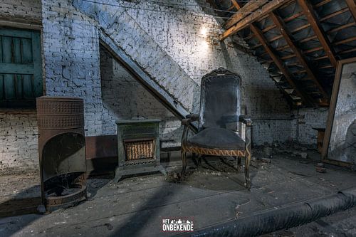 The king needs his chair.