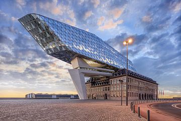 Havenhuis Antwerpen bij schemering met dramatische wolken