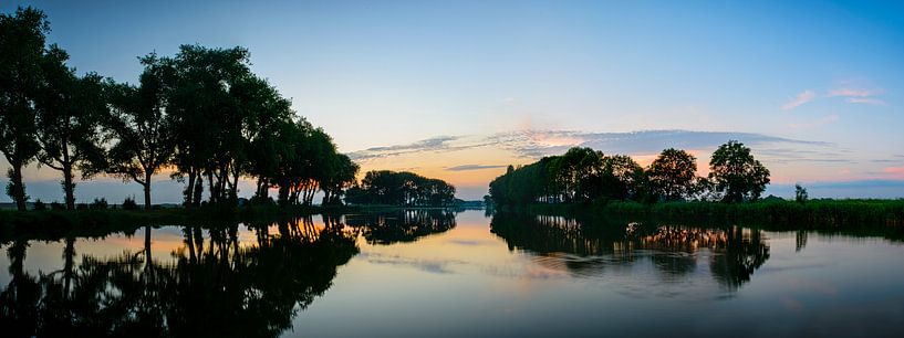 Zomer zonsondergang boven een meer omringd door bomen van Sjoerd van der Wal Fotografie