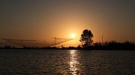 Sunset met visnet van Angela Seubring