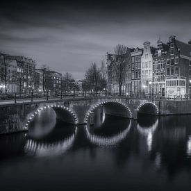 Amsterdam Keizersgracht in de Avond Zwart-Wit van Niels Dam