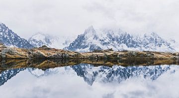 Besneeuwde bergen weerspiegeld in een meer | Landschapsfotografie - Chamonix, Frankrijk van Merlijn Arina Photography