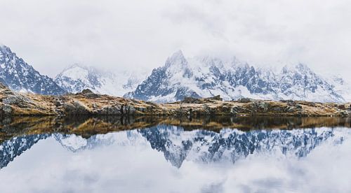 Besneeuwde bergen weerspiegeld in een meer | Landschapsfotografie - Chamonix, Frankrijk