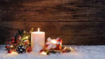 Kerstmis of Advent achtergrond met kaars, licht, geschenk van Alex Winter