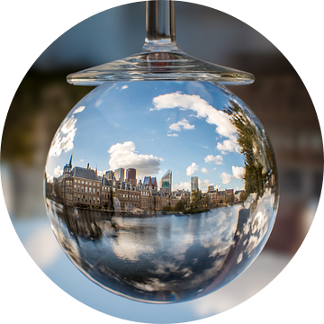 Kristallenbal met hierbinnen het binnenhof van Den Haag - Nederland van Jolanda Aalbers