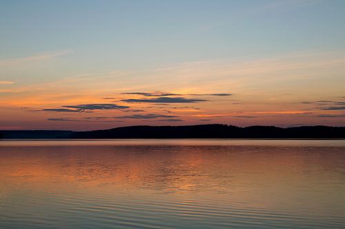 Zonsondergang boven een meer in Zweden, reisfotografie.